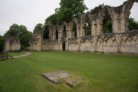 修道院遗址拱廊残垣静卧翠绿草坪间古韵悠长