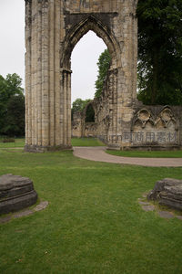 约克修道院遗址石拱门与绿茵草地航拍视角