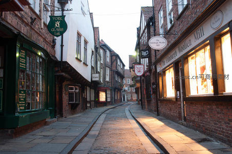 约克肉铺街晨光中的鹅卵石窄巷与复古店铺