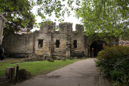 约克城墙遗址绿荫掩映下的石砌防御工事