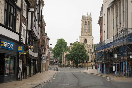约克市中心街景：大教堂尖塔与脚手架并存的日常