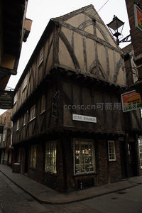 约克老城木骨架半木结构建筑‘小陋室’，斜顶转角临街而立