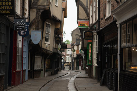 约克肉铺街蜿蜒曲折，古朴店铺林立，招牌悬垂如时光隧道