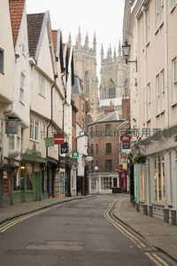 约克大教堂尖塔高耸入云，街道尽头庄严矗立，古典建筑群环绕