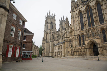 约克大教堂正面全景，哥特尖塔与飞扶壁雄伟壮观，广场空旷宁静