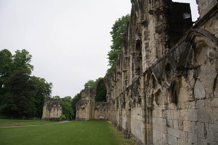 约克修道院遗址航拍视角，哥特式石拱与绿茵草地相映成趣