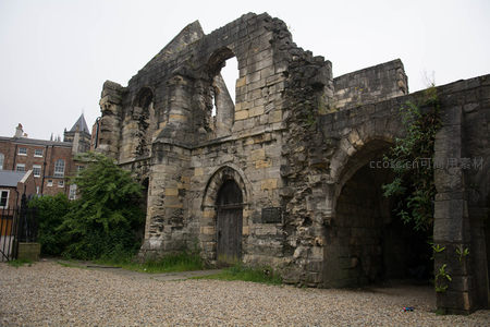 圣玛丽修道院遗址残垣断壁，藤蔓攀爬拱门见证千年兴衰