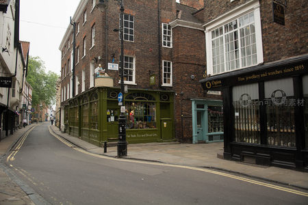 约克古城街景：青砖老屋与绿漆店铺静谧相映
