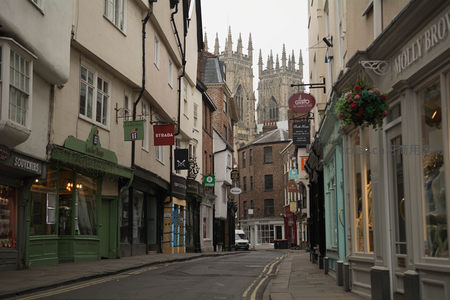 约克小巷尽头：哥特式大教堂尖塔穿透雾霭