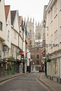 古巷蜿蜒通向大教堂：约克历史街区晨光掠影
