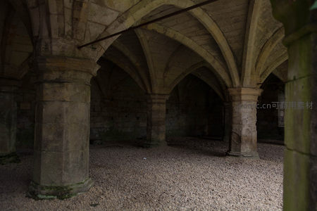 中世纪地窖拱顶：石柱林立的古老地下空间