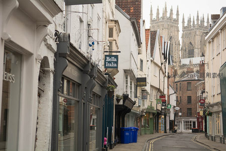 店铺林立的约克古街： Bella Italia 与历史建筑共生