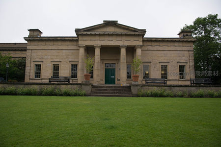 古典柱廊博物馆前绿茵草坪与对称花坛