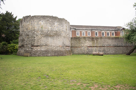 千年罗马圆形塔楼与红砖城墙遗迹静卧绿地