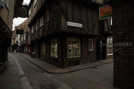 约克老城‘小棚屋’街角木构架建筑夜色微光