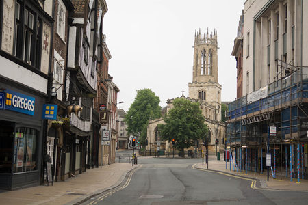 约克明斯特大教堂远景：哥特尖塔矗立于街巷尽头