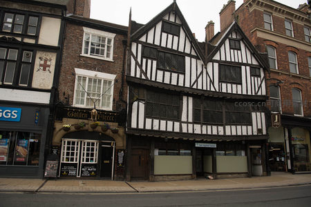 约克古城街景：黑白木构建筑与老字号酒馆并立