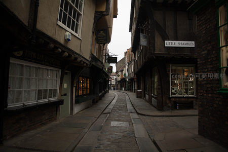 小巷幽深：约克‘Little Shambles’石板路与古店招