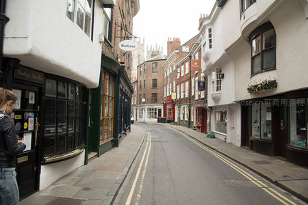 约克巴伯街：白墙拱窗小店与远处教堂尖顶呼应