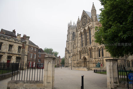 约克明斯特正面广场：哥特立面庄严宏伟，绿树掩映