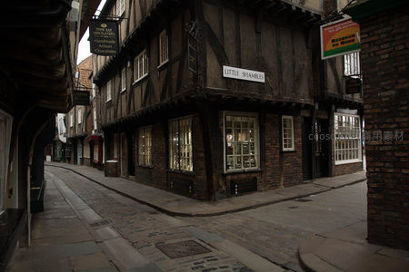 木构架都铎风格街角店铺，Little Shambles招牌下透出暖光橱窗