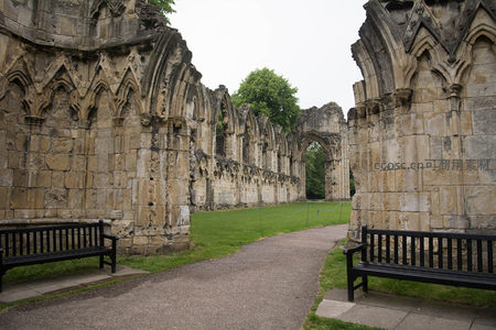 约克修道院遗址拱廊残垣，青草小径穿行其间，长椅静候访客