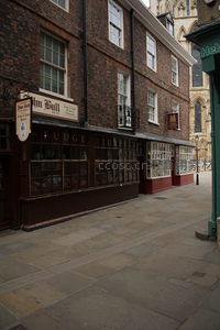 约翰·巴尔糖果店临街立面，红砖建筑配复古招牌与铁艺窗格