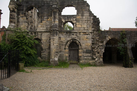约克圣玛丽修道院废墟正面视角石构残迹与木门