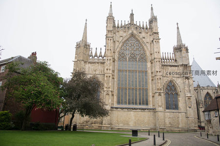 约克大教堂壮丽西 facade 全景含尖塔与绿地街景