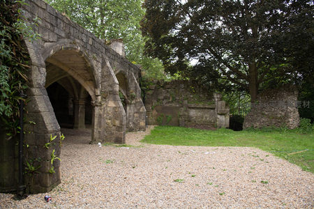 修道院拱廊侧影与林荫庭院中的残垣断壁