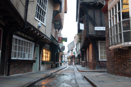 雨后约克老街窄巷，巧克力天堂店铺静谧伫立