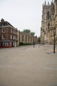 约克大教堂前广场空旷宁静，红砖商铺与哥特尖塔相映成趣