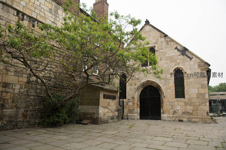 石砌小教堂掩映绿树间，哥特式拱门与斑驳墙面见证岁月流转