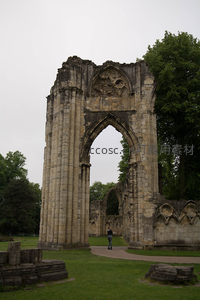约克修道院残垣巨拱耸立绿茵，游客驻足仰望千年哥特遗韵