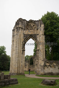 同一修道院遗址不同角度拍摄，巨拱结构细节清晰，绿树环绕更显庄严
