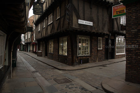 ‘小耻辱巷’转角木构老屋林立，招牌悬挂诉说手工艺传承故事