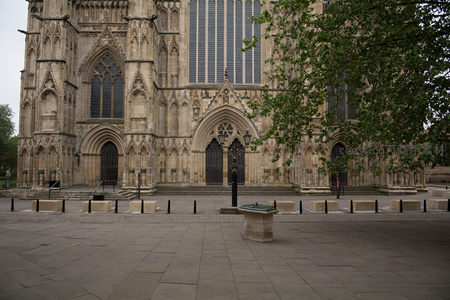 约克大教堂哥特式正立面航拍视角，石雕繁复庄严宏伟