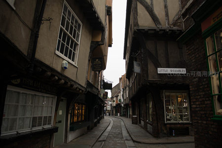 约克小巷‘Little Shambles’木构架房屋林立，招牌古朴幽深静谧