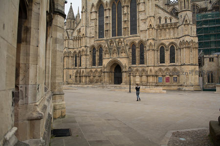 约克大教堂宏伟哥特立面，广场上孤影行人仰望