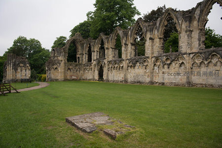 约克修道院遗址：哥特式拱廊残垣矗立于翠绿草坪之上
