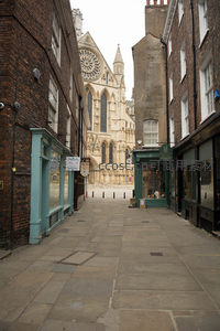 石板街尽头矗立约克大教堂玫瑰窗，两侧商铺林立古韵悠长