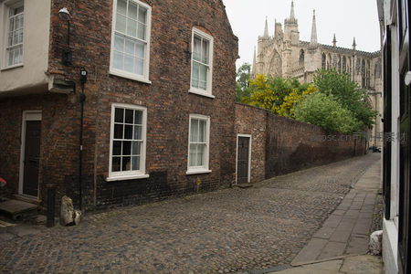 约克古城窄巷与约克大教堂尖顶远景