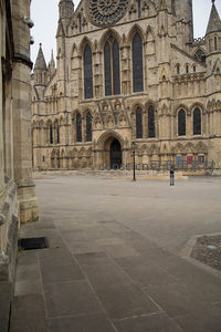 大教堂前广场孤影与哥特建筑细节