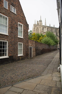 红砖巷道尽头眺望约克大教堂尖塔