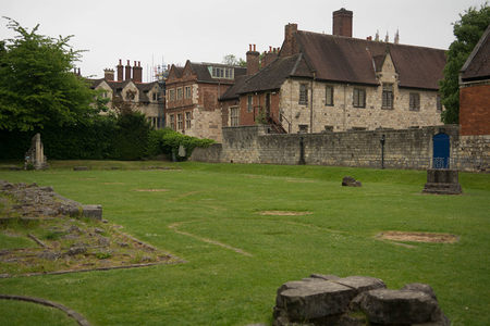 约克修道院遗址绿地，古老石墙环绕中世纪建筑群