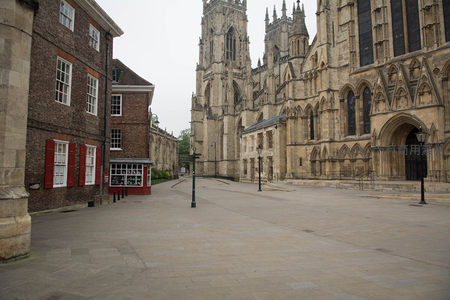 约克大教堂前广场空旷宁静，哥特尖塔巍峨耸立
