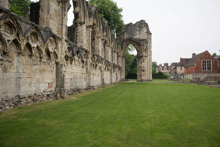 约克修道院遗址石墙与拱门，青草如茵映衬古韵沧桑