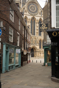约克大教堂玫瑰窗俯瞰窄巷，砖墙店铺林立古意盎然