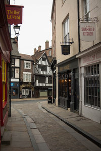 约克肉铺街弯道景致，都铎式木构建筑与魔法主题店招相映成趣