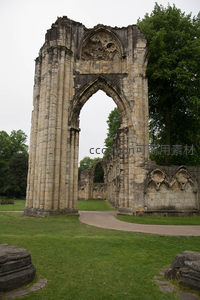 约克修道院遗址石拱门航拍视角，青苔斑驳古韵悠长